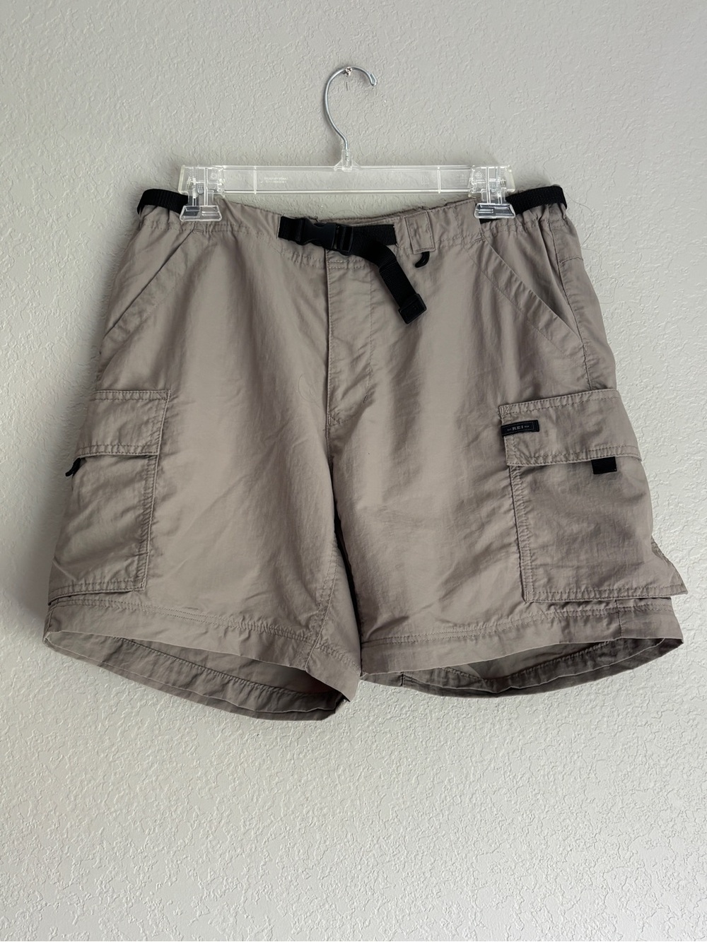 REI Women’s Light Taupe Cargo Shorts with Built-In Black Belt 12 petite